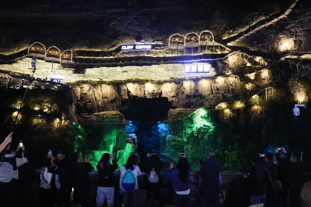 魅力四射新八桂·河池｜罗城天坑嵌云镜 都安河川蕴花海