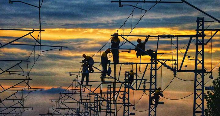 铁路“蜘蛛侠”高空检修电网，确保西煤东输畅通无阻