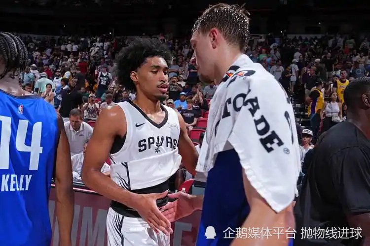 场均19.4分，三分球联盟第四，表现碾压弗拉格，这位新秀展露巨星相