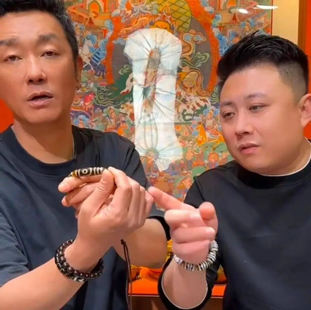 涉毒艺人含笑直播卖手串被举报，一平台账号已检索不到，其曾参演《狂飙》，后道歉并被删戏份