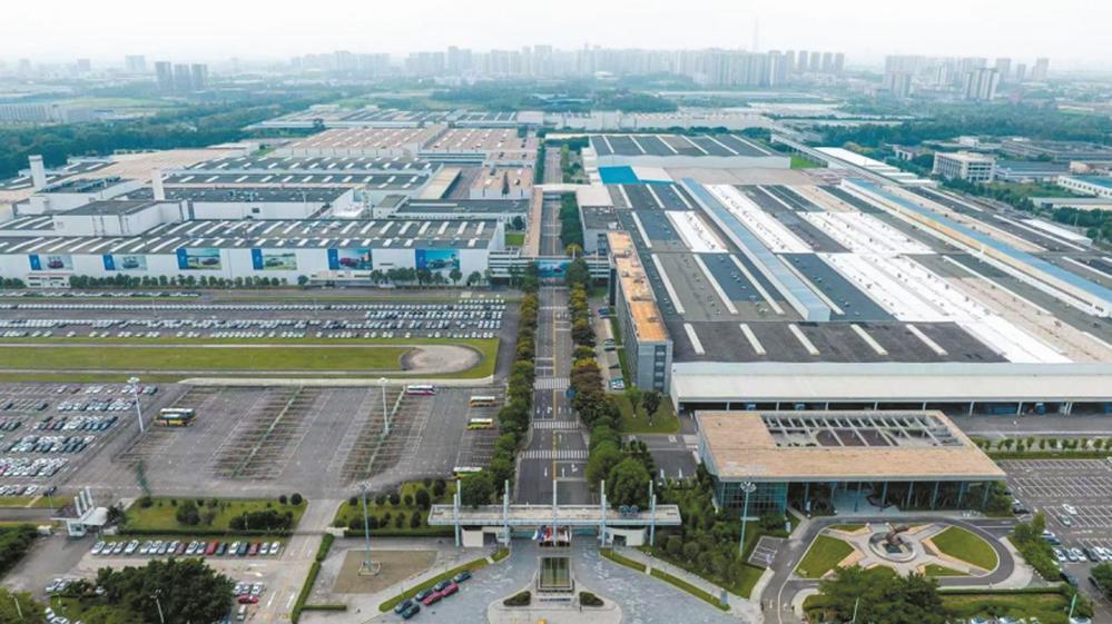 成都经开区（龙泉驿区）：以“车路云一体化”驱动新能源汽车“加速跑” 筑牢智能网联产业高地