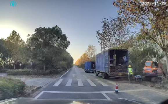 乐道的领航辅助在这种路上还是可以的，能自己绕行锥桶