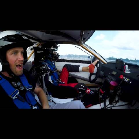 波兰无双手车Bartek Ostalowski用脚玩漂移创世界纪录