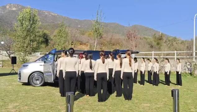 吉利银河V900载42人刷新吉尼斯世界纪录