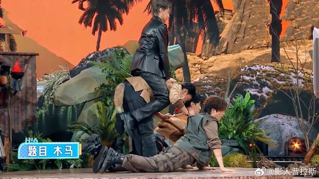 秦霄贤骑在王耀庆身上，感觉现场体验了一把摇摇车！