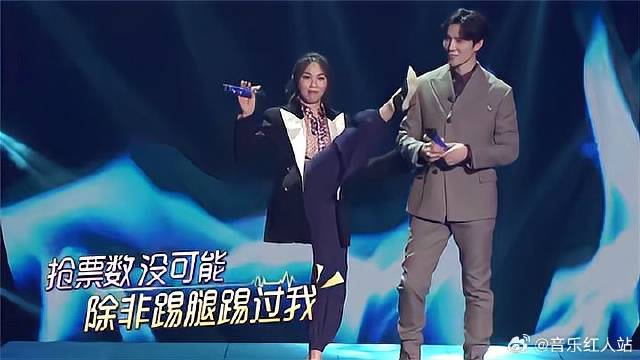 女人真可怕，那英蔡健雅为了拉票，竟开始比起高抬腿！