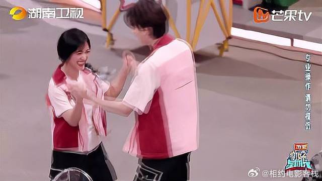 吴谨言在你好星期六节目中手舞足蹈欢乐互动