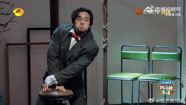 此刻舞台上的已经不是 ，而是一只进入人类社会的猿