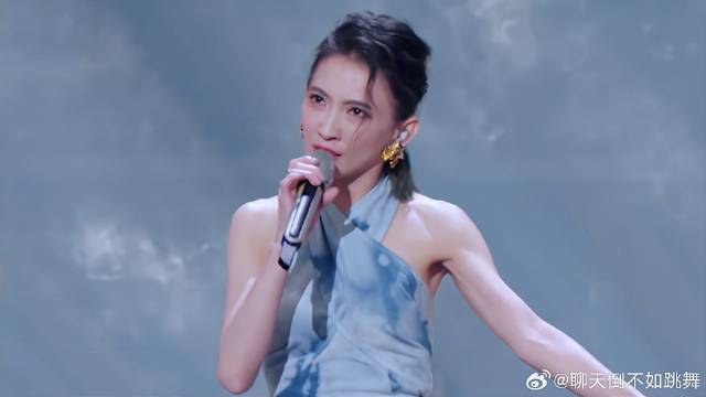 吉克隽逸合作戴佩妮，激情演唱《鸟人》，炸翻全场！