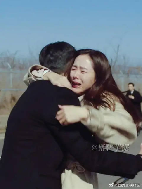 人难以跨越国界线，但爱可以 当年的告别名场面