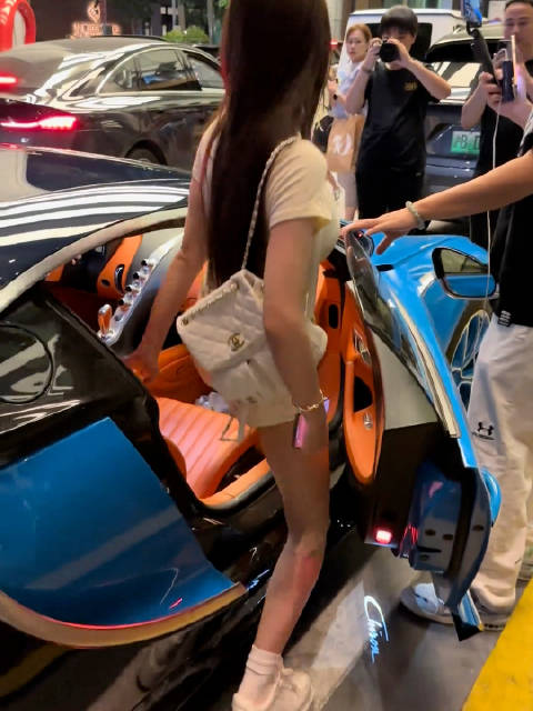 上海名媛乘布加迪遇尴尬，路人驻足围观