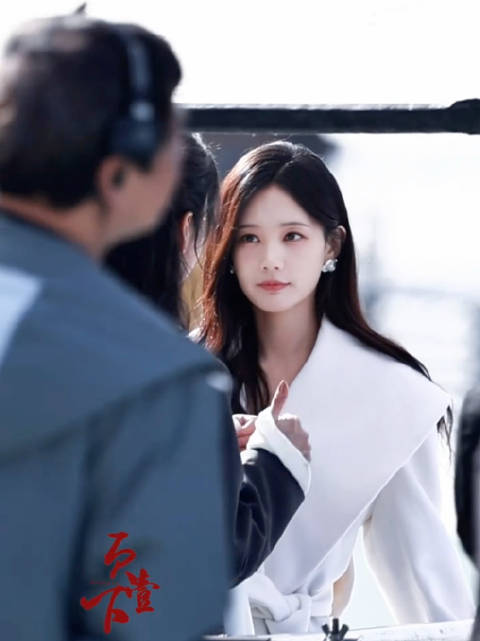 李一桐美人余白色大衣，好看