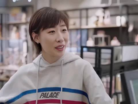 势利眼柜姐瞧不起顾客，结局很解气