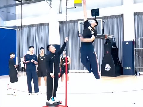 崔永熙体测数据公布！深蹲30个拉满，卧推11个，摸高有所下降！