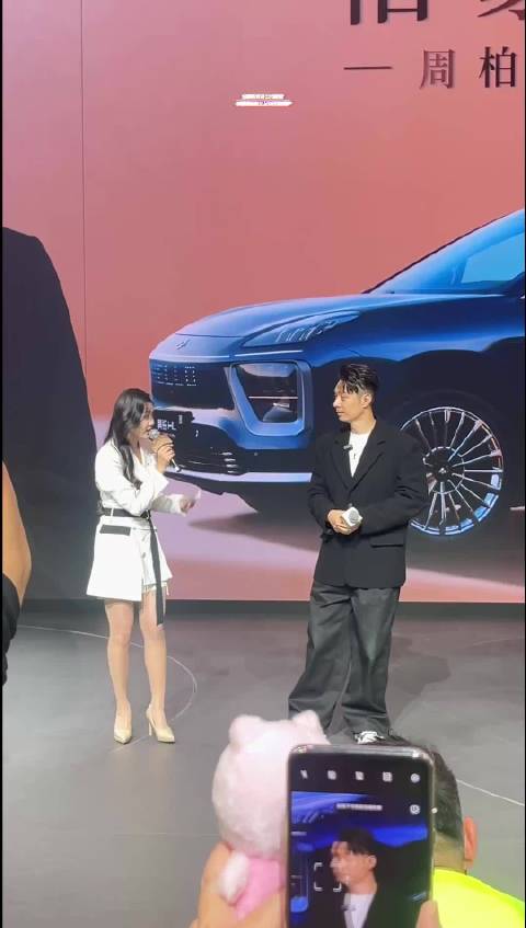 车展秒变磕CP现场！周柏豪证婚引全网羡慕嫉妒