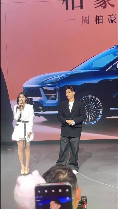 车展惊现最甜证婚时刻！周柏豪为新人送嫁引热议