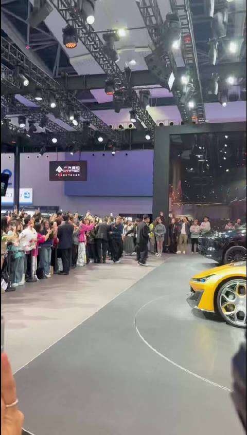 《我的宣言》大合唱响彻车展！周柏豪证婚现场感人泪目