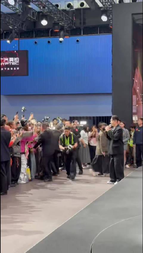 广州车展最意外演唱会：周柏豪证婚全场跟唱助兴