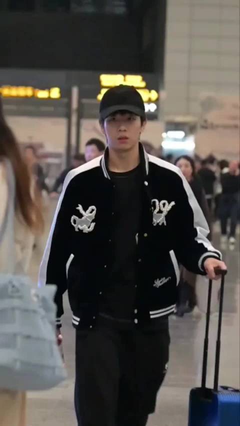林高远现身了，独自从机场出来上车，还是时尚潮男的打扮，太帅了！