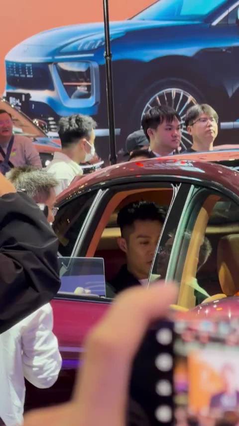 有网友在广州车展偶遇了歌手周柏豪，看上去状态不错