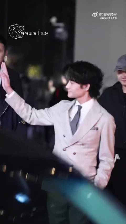 王凯出席活动穿浅卡其西装，新剧《交锋》预告眼神博弈超燃