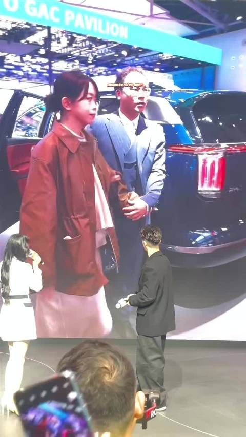 大湾区靓仔周柏豪车展现场当证婚人，全场齐唱《我的宣言》嗑到了！