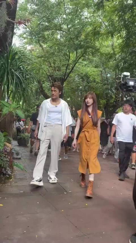 网友偶遇王心凌吴克群聚餐，两人穿休闲装与工作人员同行