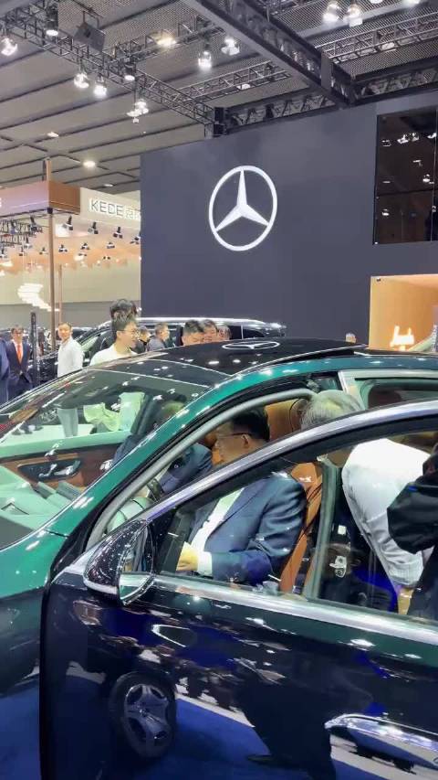 比亚迪王传福现身广州车展体验多品牌车型