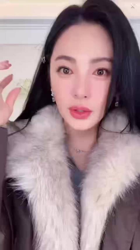 张雨绮缎面亮片黑丝绒裙造型多变