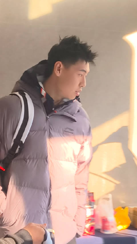 崔永熙误跟新疆车辆被叫回后大笑