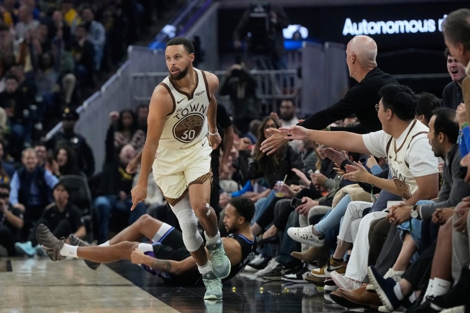 勇士最多领先26分大胜止连败：库里31+6三分引领4人15+ 全队19三分