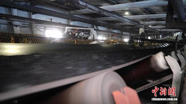 一键启动，滚滚乌金循着万米皮带从工作面直达地面煤仓，全程无间断。武晓凯 摄