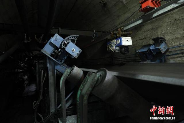 图为主斜井强力皮带智能巡检机器人。武晓凯 摄