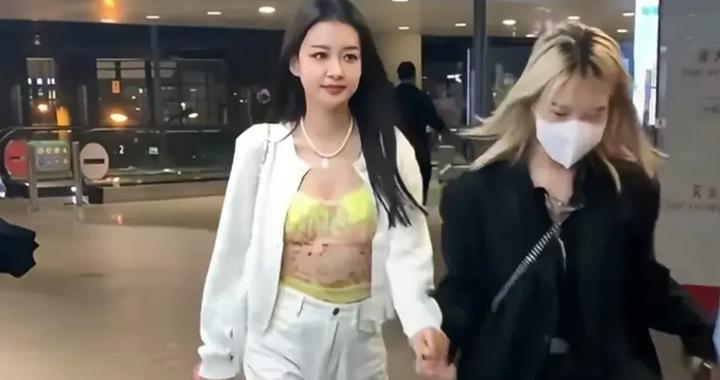 32岁孙怡离婚后彻底放开！穿肚兜又欲、又性感，网友：谁娶谁有福