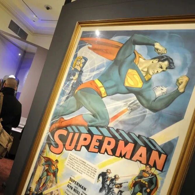 美国三兄弟在阁楼整理母亲遗物时，找到《超人》漫画第一期，三人将其送去拍卖，拍出912万美元，创下漫画书拍卖的最高纪录