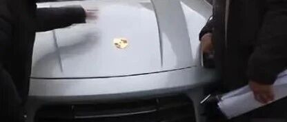 大爷花两万多元网购“保时捷高配大卡宴”，到手后发现车标上印着鹿，妻子怒拍车盖：山寨中的山寨！咋上路？厂家回应→