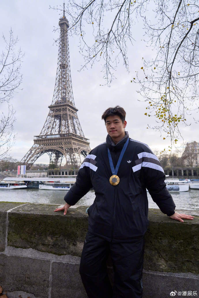潘展乐晒巴黎铁塔金牌合影