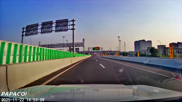 沪常高速收费站视频车遇到突然出现的理想车插进收费站，还好反应快及时避让了