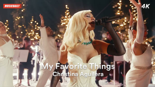 Christina Aguilera巴黎铁塔下献唱圣诞特辑纪念专辑25周年