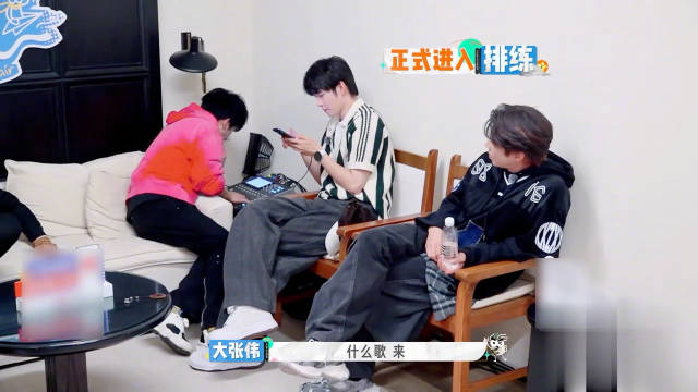 颜人中综艺献唱晚安获赞行走音响