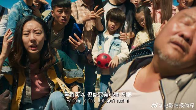 大爷被车撞，美女竟以为大爷在演戏，下秒却傻眼了