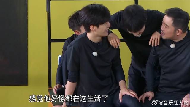 周深在斜坡上好灵活 沙溢：感觉他在这生活似得，笑死了！