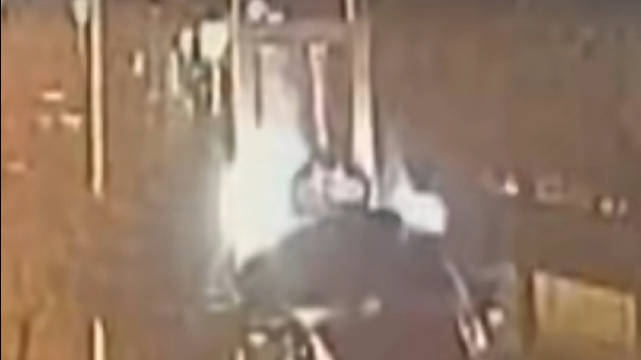 扬州新手司机漂移过弯失败，车辆骑上信号灯杆