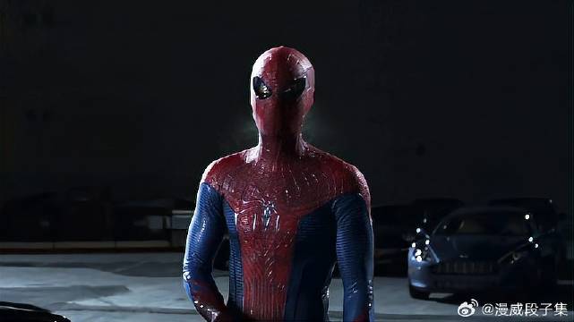 蜘蛛侠被警察追捕 在公路上荡秋千，轻松甩掉警察