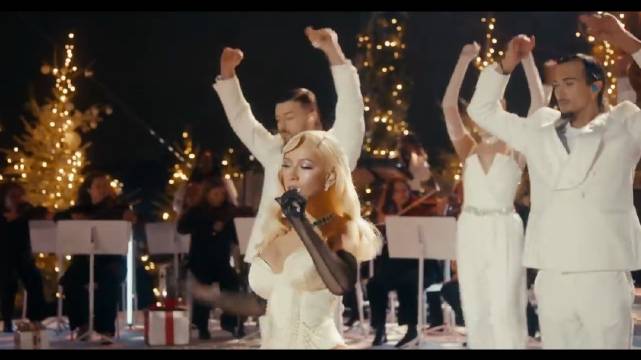 Christina Aguilera埃菲尔铁塔献唱音乐之声经典