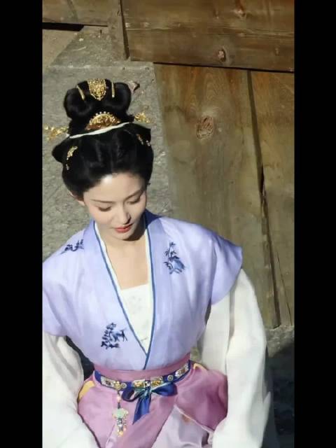 赵晴新剧路透曝光颜值获赞，于正称其努力进步