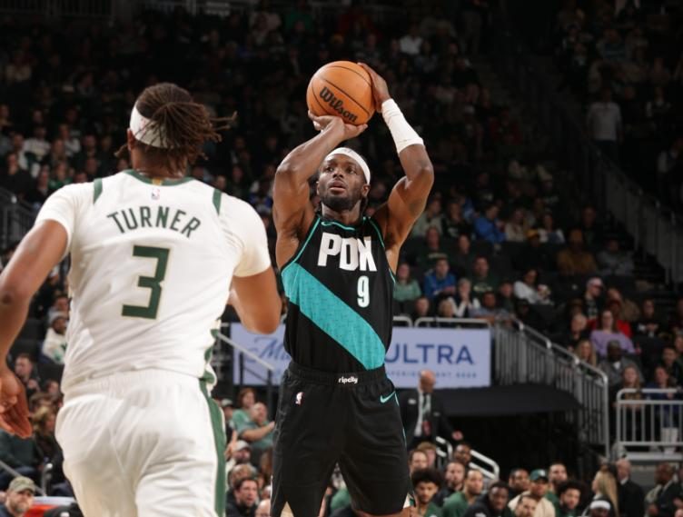 杨瀚森五项数据挂零，格兰特19罚35+4+4，开拓者送残阵雄鹿5连败