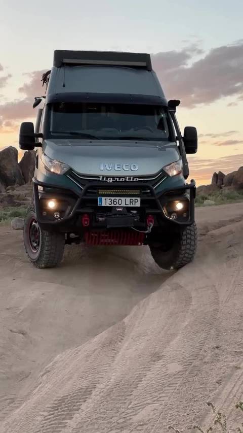 依维柯的四驱大面包，太猛了这个，终极户外神车！