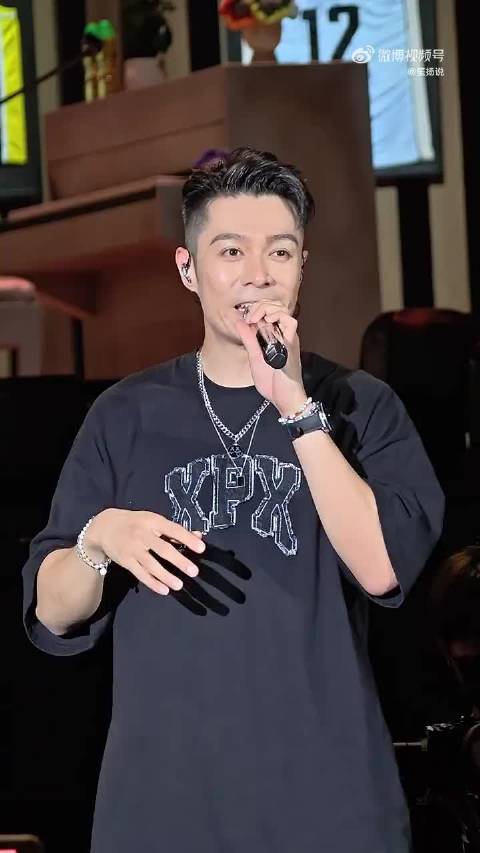 周柏豪西装革履展港风魅力，歌声温柔俘获粉丝心