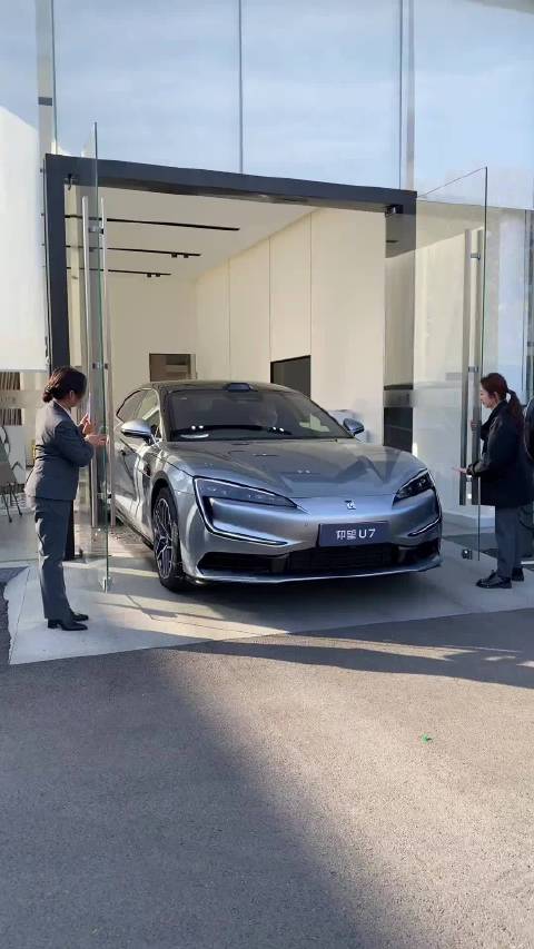 中国超跑，世界仰望，U7确实好看！ 实车更酷，真的是霸气侧漏，线条饱满